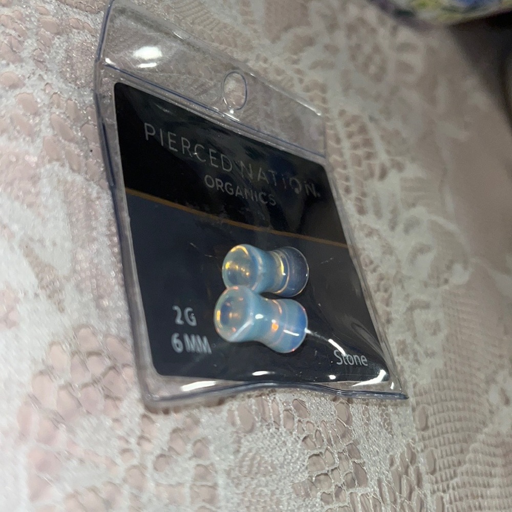 🪴2G/6MM stone Pierced Nation plugs!